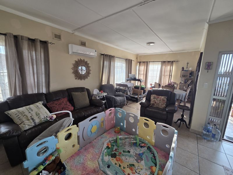 Stunning 3 Bedroom Home On The Ridge Merebank - Photo 3