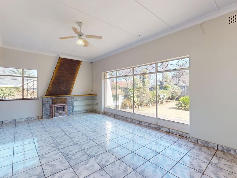 Spacious Fixer-Upper with Income-Generating Flatlet on a 991m2 Stand in Parkdene - Photo 4