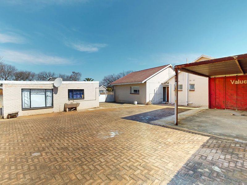 Spacious Fixer-Upper with Income-Generating Flatlet on a 991m2 Stand in Parkdene - Photo 2