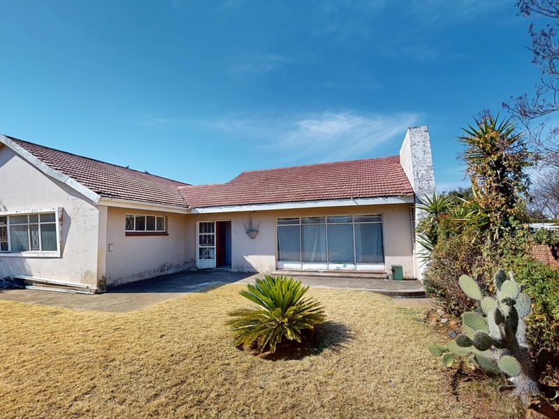 Spacious Fixer-Upper with Income-Generating Flatlet on a 991m2 Stand in Parkdene - Photo 1