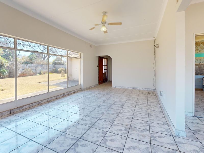 Spacious Fixer-Upper with Income-Generating Flatlet on a 991m2 Stand in Parkdene - Photo 5