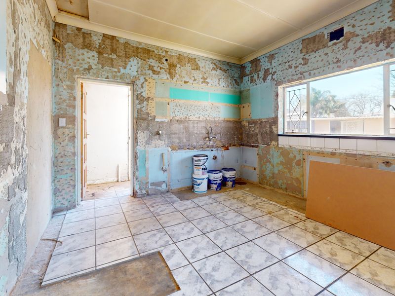 Spacious Fixer-Upper with Income-Generating Flatlet on a 991m2 Stand in Parkdene - Photo 10