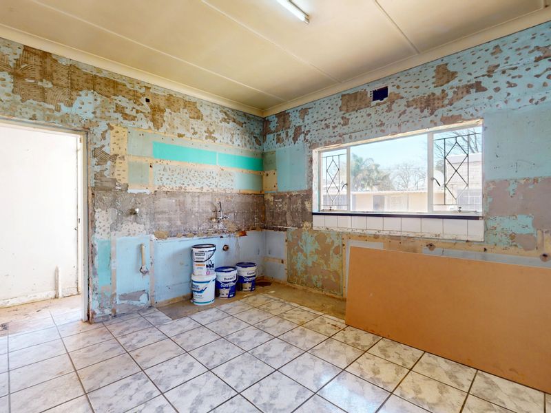 Spacious Fixer-Upper with Income-Generating Flatlet on a 991m2 Stand in Parkdene - Photo 9
