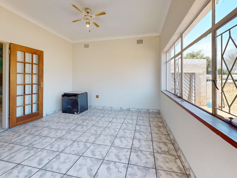 Spacious Fixer-Upper with Income-Generating Flatlet on a 991m2 Stand in Parkdene - Photo 7