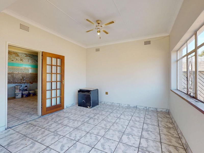 Spacious Fixer-Upper with Income-Generating Flatlet on a 991m2 Stand in Parkdene - Photo 8