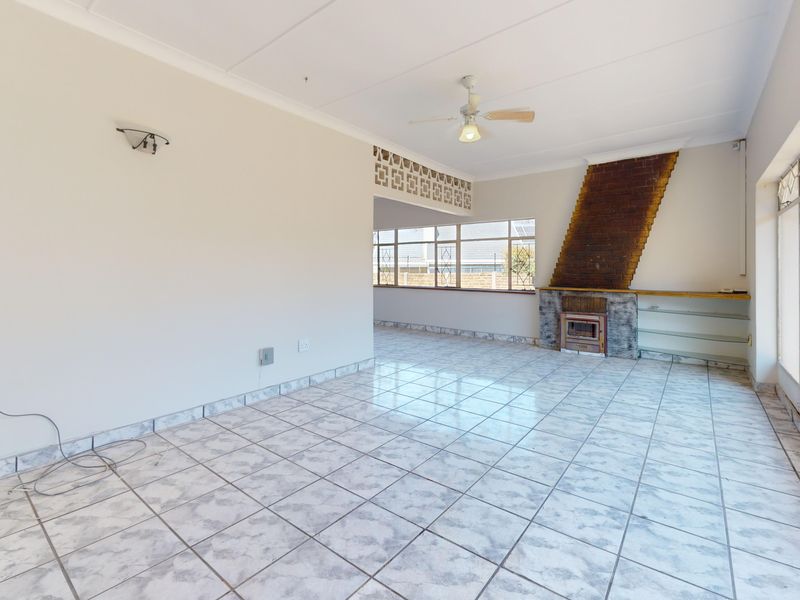 Spacious Fixer-Upper with Income-Generating Flatlet on a 991m2 Stand in Parkdene - Photo 3