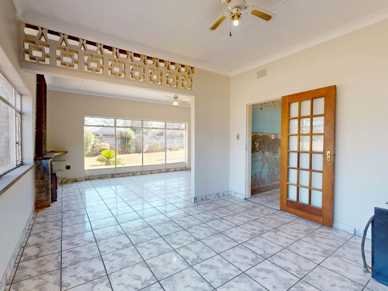 Spacious Fixer-Upper with Income-Generating Flatlet on a 991m2 Stand in Parkdene - Photo 6
