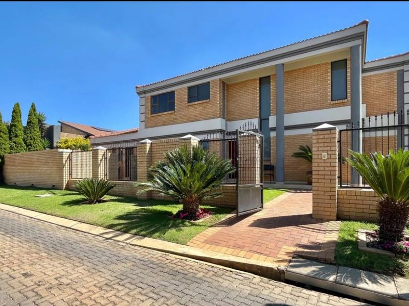 Gorgeous 4 Bedroom House for sale in luxurious ESTATE!!! - Photo 1