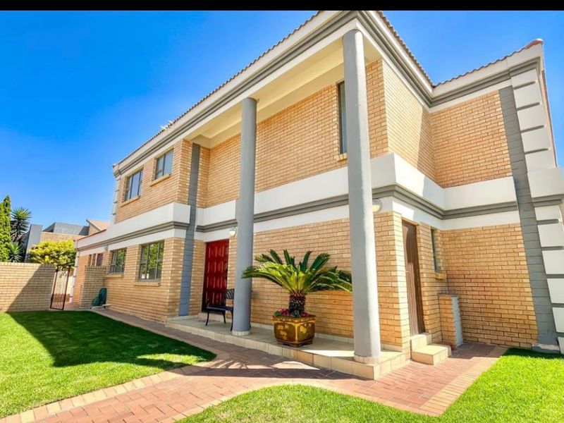 Gorgeous 4 Bedroom House for sale in luxurious ESTATE!!! - Photo 4