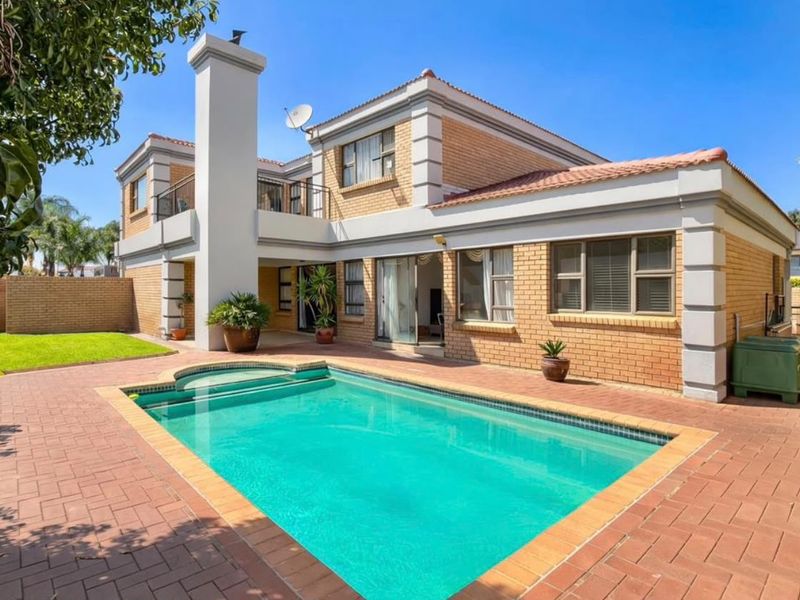 Gorgeous 4 Bedroom House for sale in luxurious ESTATE!!! - Photo 2