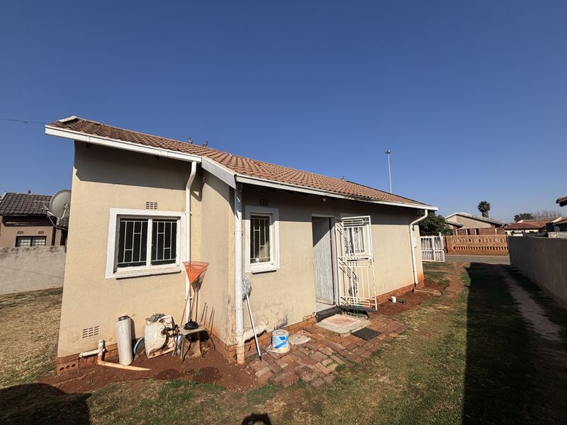 Affordable Family Home on a Spacious Stand in Quiet Street - Photo 2