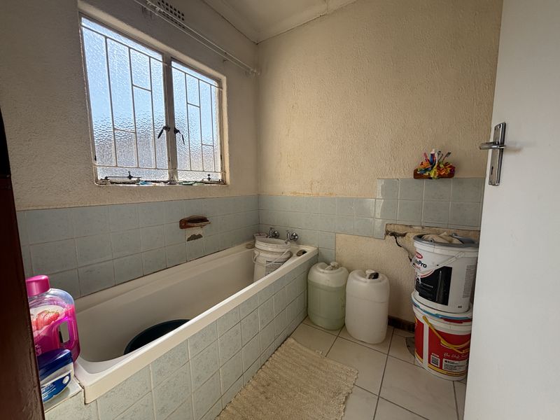 Affordable Family Home on a Spacious Stand in Quiet Street - Photo 7