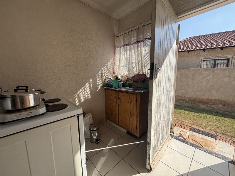 Affordable Family Home on a Spacious Stand in Quiet Street - Photo 6