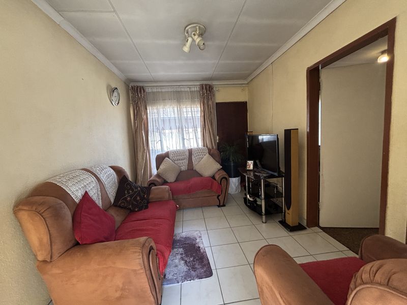 Affordable Family Home on a Spacious Stand in Quiet Street - Photo 4