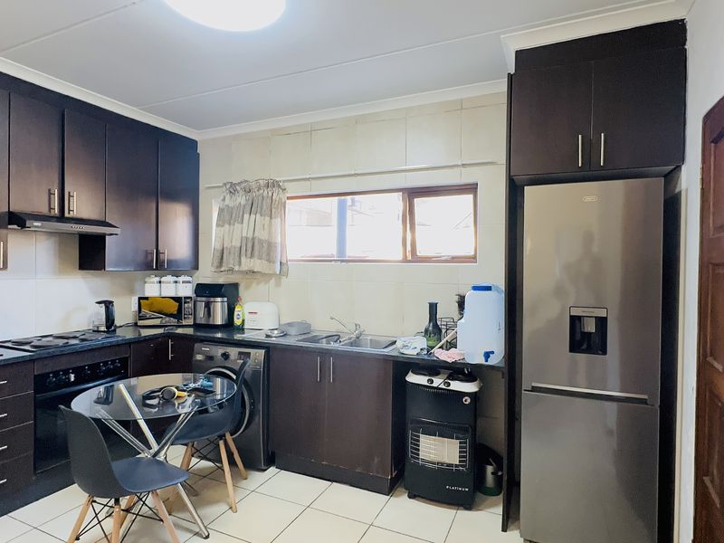 Modern 2-Bedroom Ground-Floor Apartment in Helderwyk Estate - Photo 3