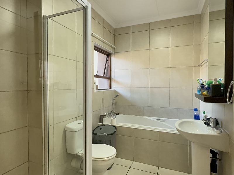 Modern 2-Bedroom Ground-Floor Apartment in Helderwyk Estate - Photo 5