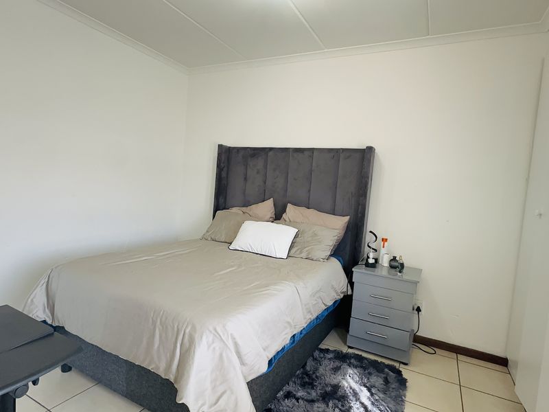 Modern 2-Bedroom Ground-Floor Apartment in Helderwyk Estate - Photo 6