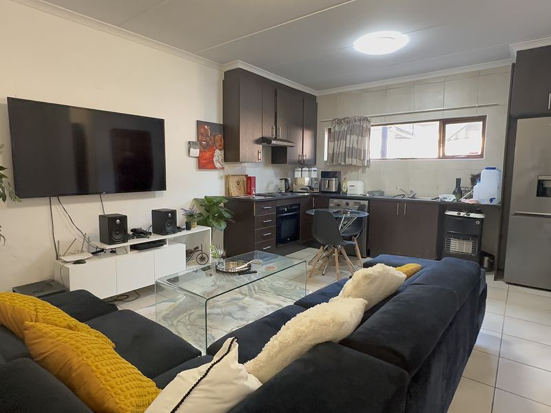 Modern 2-Bedroom Ground-Floor Apartment in Helderwyk Estate - Photo 2