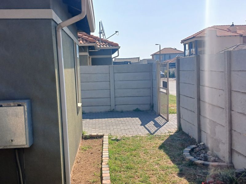 3 bed Family home in a secured Location - Photo 2
