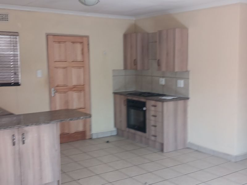 3 bed Family home in a secured Location - Photo 3