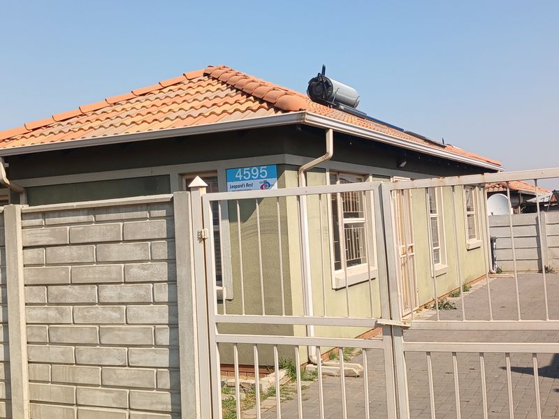 3 bed Family home in a secured Location - Photo 1