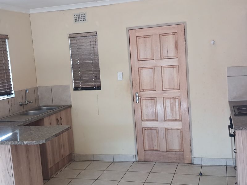3 bed Family home in a secured Location - Photo 4