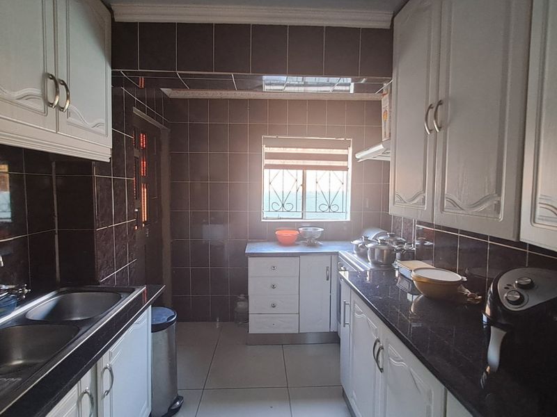 Modern Family Living with Style, Space and Lasting Comfort - Photo 6