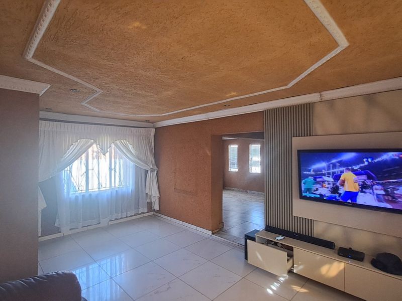 Modern Family Living with Style, Space and Lasting Comfort - Photo 2