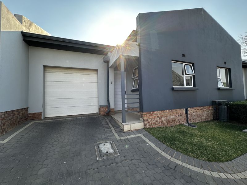 Charming 3-Bedroom Townhouse in a Secure Retirement Village - Photo 9