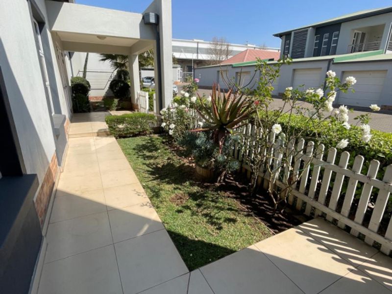 Charming 3-Bedroom Townhouse in a Secure Retirement Village - Photo 8