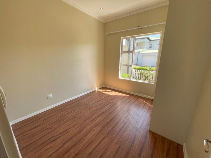 Charming 3-Bedroom Townhouse in a Secure Retirement Village - Photo 4