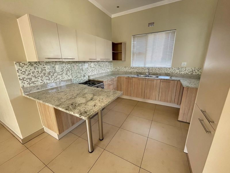 Charming 3-Bedroom Townhouse in a Secure Retirement Village - Photo 2