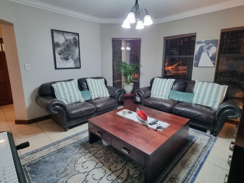 Beautiful & Modern 3-Bedroom Home with Private Pool, Study & Solar Power - Photo 3