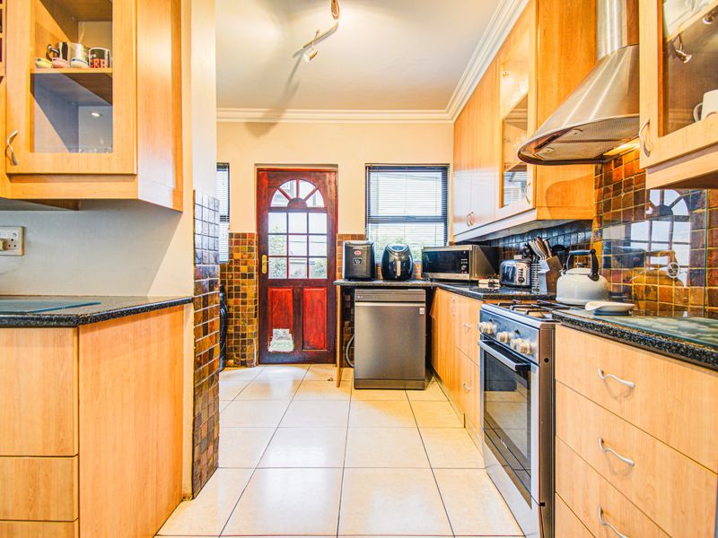 Beautiful & Modern 3-Bedroom Home with Private Pool, Study & Solar Power - Photo 4