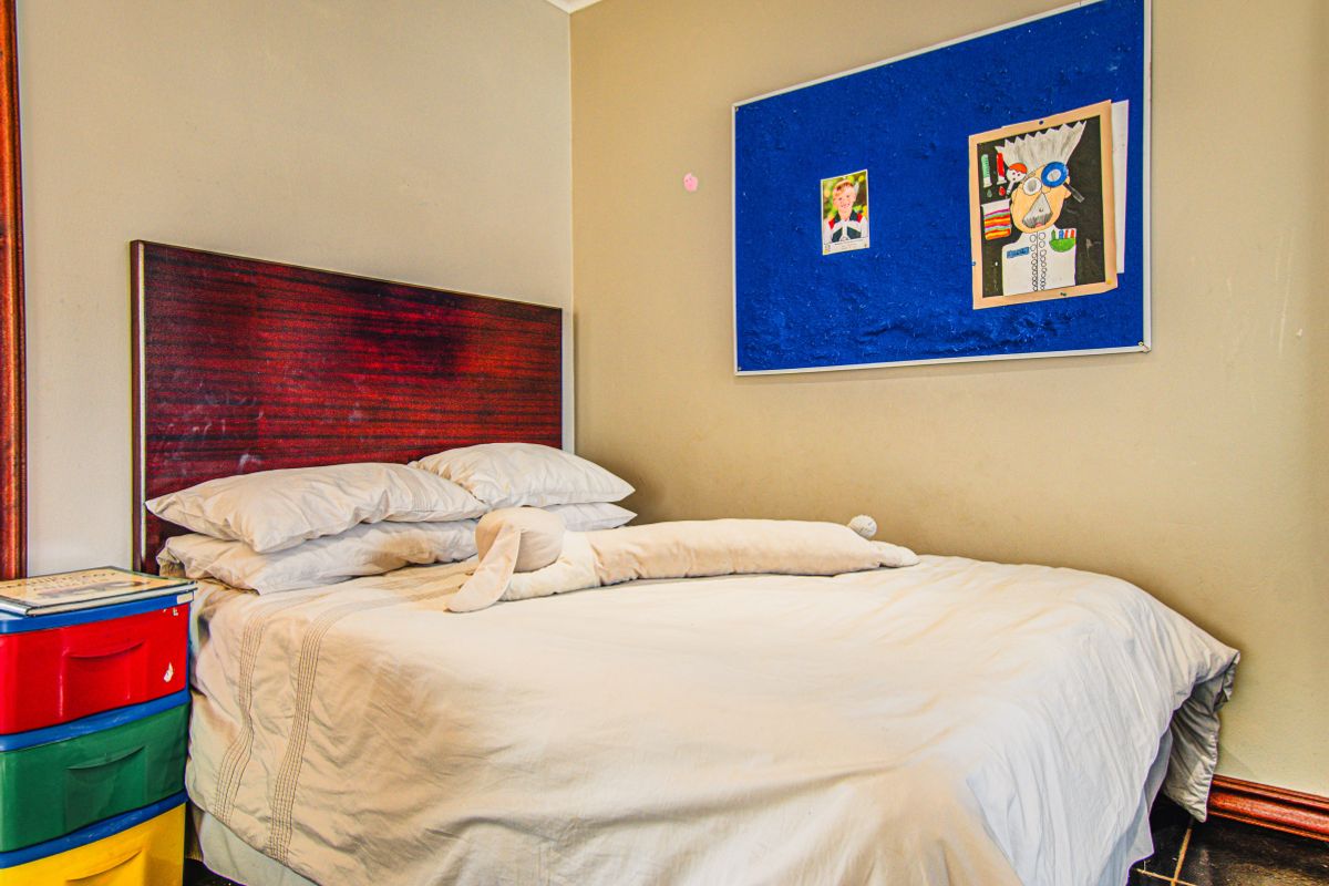 A functional bedroom featuring a built-in headboard, providing a comfortable and practical sleeping space.
