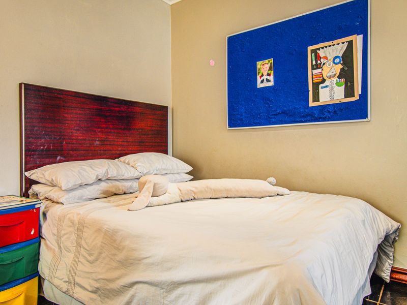 Beautiful & Modern 3-Bedroom Home with Private Pool, Study & Solar Power - Photo 6