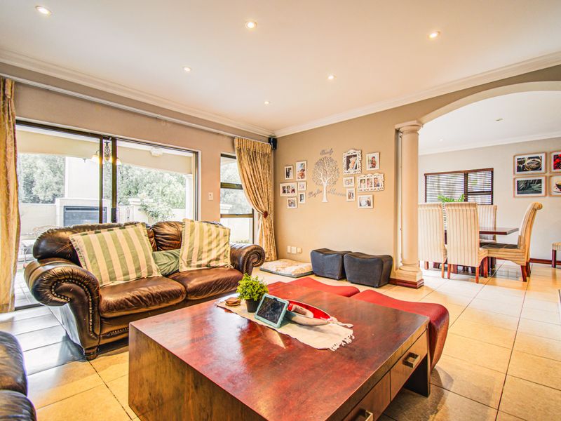 Beautiful & Modern 3-Bedroom Home with Private Pool, Study & Solar Power - Photo 2