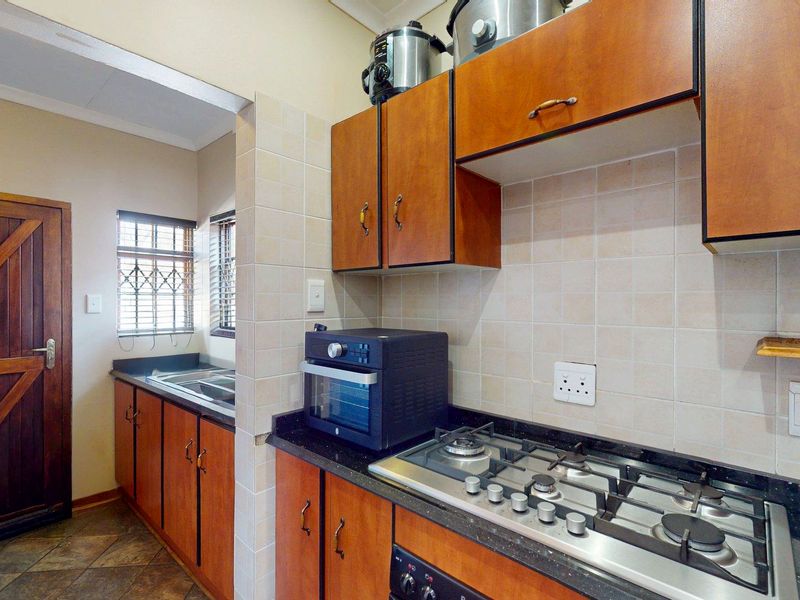 Secure Estate Living in Prime Location! - Photo 7