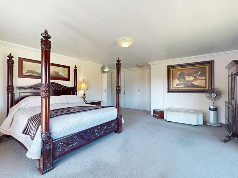 Ultimate Waterfront Luxury: Grand 4-Bedroom Entertainer's Dream in Blue Gill Estate - Photo 9