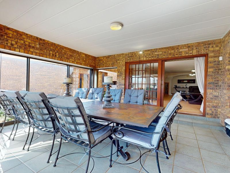 Ultimate Waterfront Luxury: Grand 4-Bedroom Entertainer's Dream in Blue Gill Estate - Photo 6
