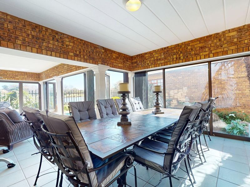 Ultimate Waterfront Luxury: Grand 4-Bedroom Entertainer's Dream in Blue Gill Estate - Photo 7
