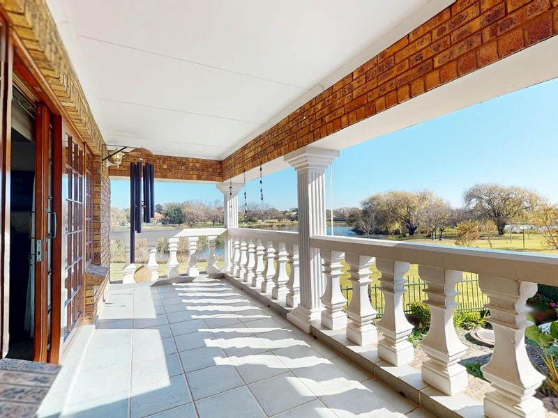 Ultimate Waterfront Luxury: Grand 4-Bedroom Entertainer's Dream in Blue Gill Estate - Photo 8