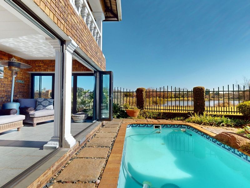 Ultimate Waterfront Luxury: Grand 4-Bedroom Entertainer's Dream in Blue Gill Estate - Photo 2