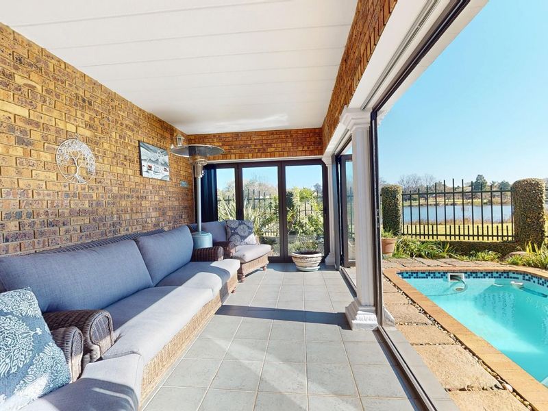 Ultimate Waterfront Luxury: Grand 4-Bedroom Entertainer's Dream in Blue Gill Estate - Photo 3