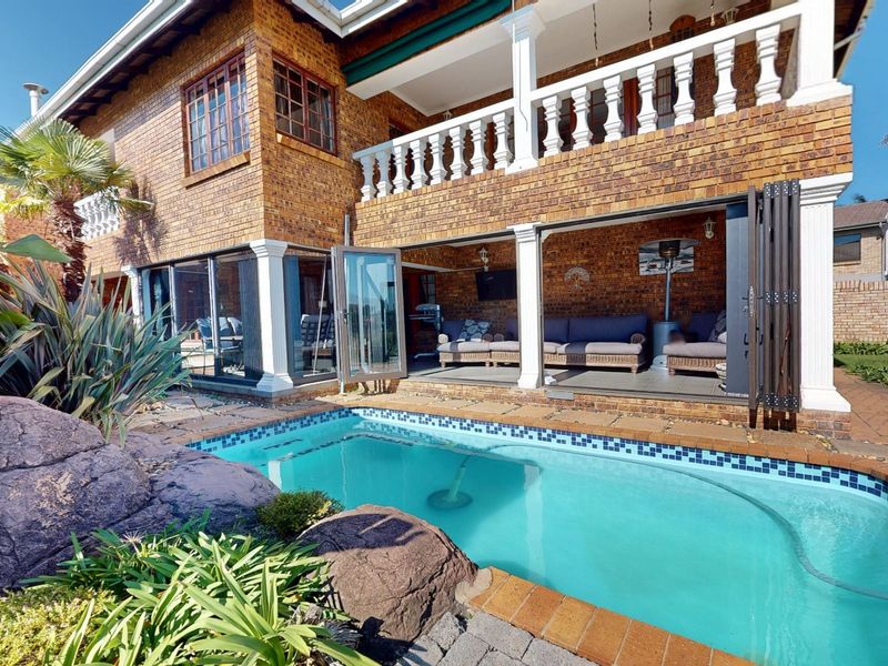 Ultimate Waterfront Luxury: Grand 4-Bedroom Entertainer's Dream in Blue Gill Estate - Photo 1