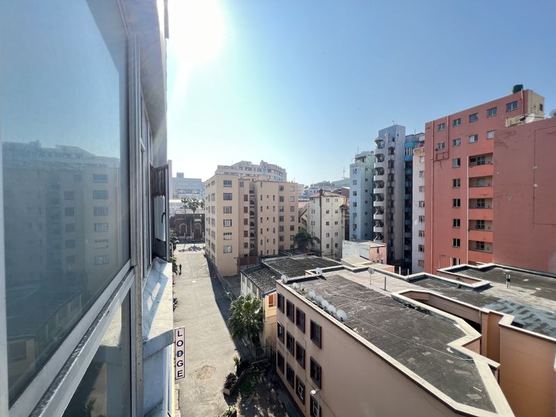 Durban CBD Spacious Bachelor For Sale - Photo 2