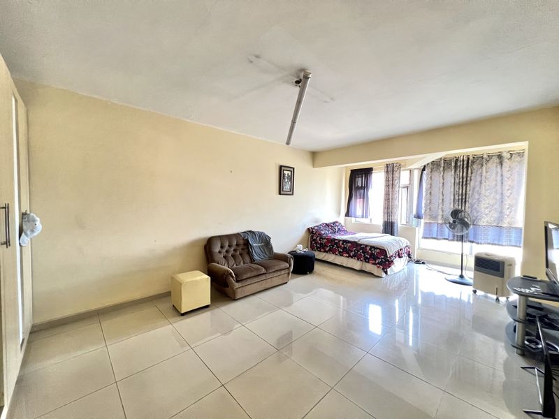 Durban CBD Spacious Bachelor For Sale - Photo 4