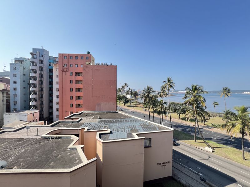 Durban CBD Spacious Bachelor For Sale - Photo 1