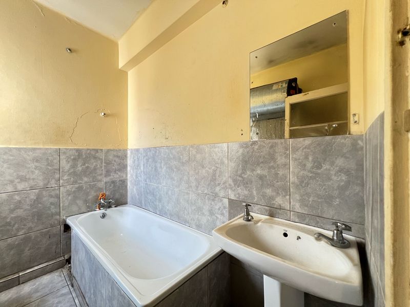 Durban CBD Spacious Bachelor For Sale - Photo 10