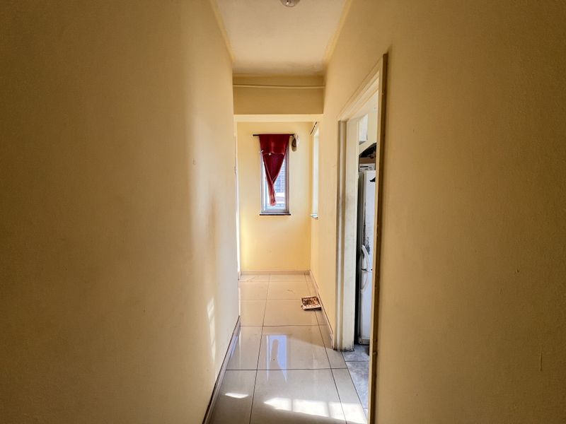 Durban CBD Spacious Bachelor For Sale - Photo 8